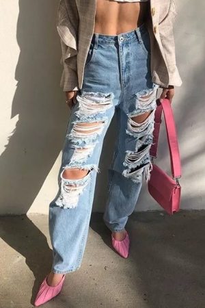 RIPPED BOYFRIENDS JEANS