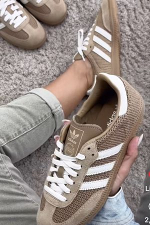 Beige Addidas Sambas
